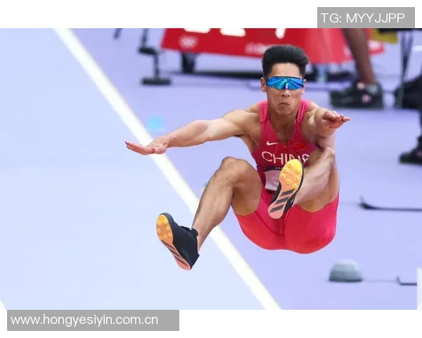 中国选手打破亚洲跳远纪录 教练感动落泪见证历史性时刻