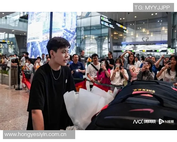 球员赛后亲谢粉丝热情接机机场瞬变球迷海掀起狂欢热潮 球员赛后亲谢粉丝热情接机机场瞬变球迷海掀起狂欢热潮